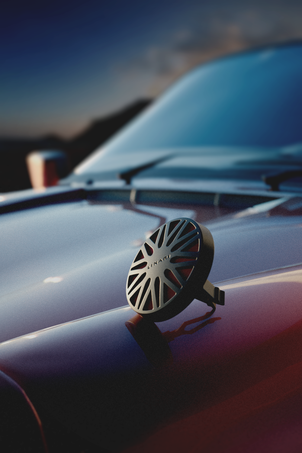Runder LINARI Autoduft-Diffusor in schwarzem Design mit markanter Lamellenstruktur, auf der glänzenden Motorhaube eines Fahrzeugs inszeniert.