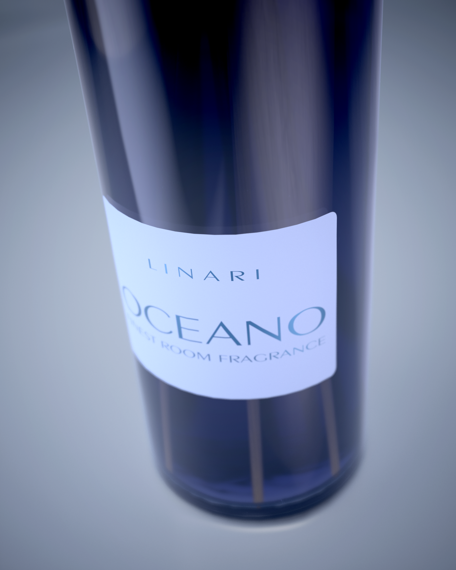 LINARI OCEANO Raumduft-Diffusor im amethystfarbenen italienischen Glas mit Eschenholz-Deckel und naturfarbenen Stäbchen.