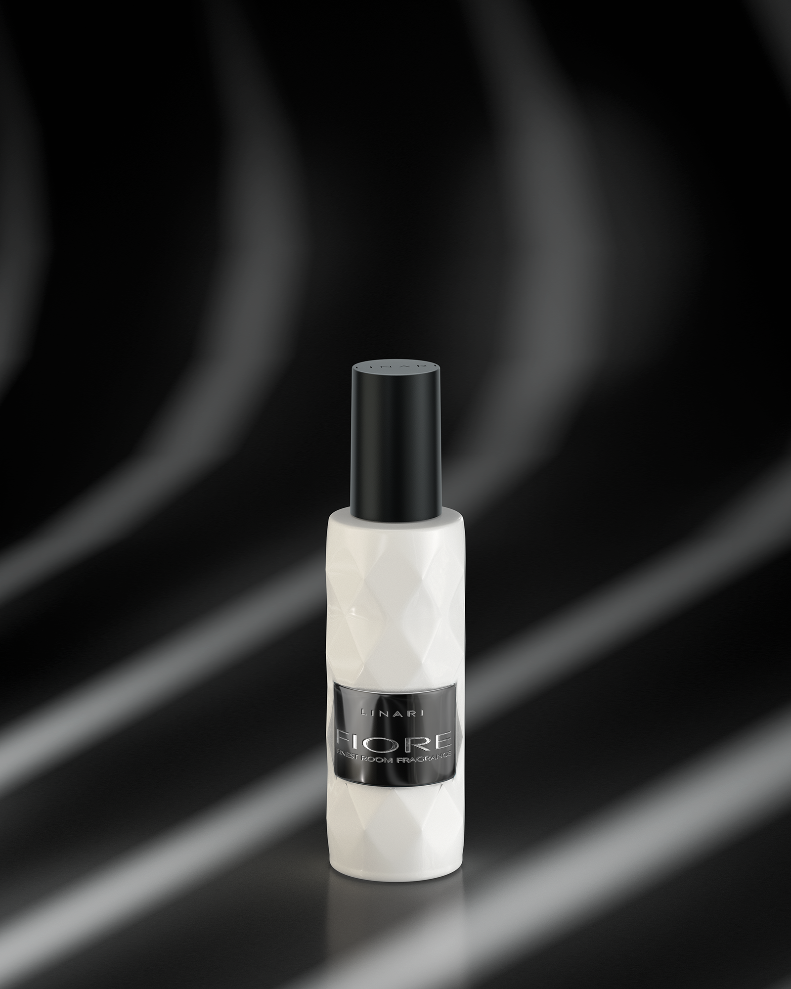 FIORE Raumspray von LINARI im hochglänzend weißen Glasflakon mit mattschwarzer Ahornholzkappe und Rautendekor