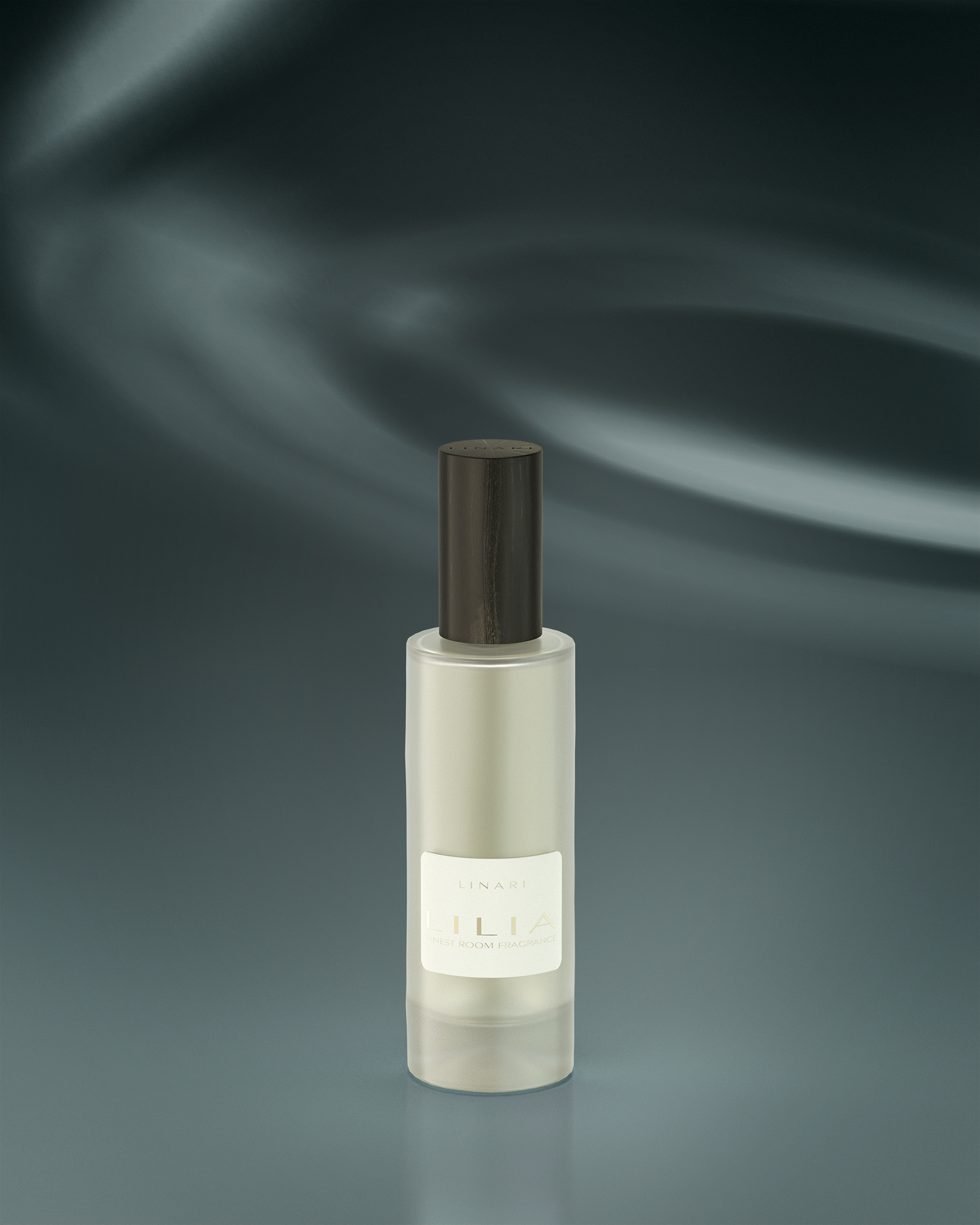 LINARI LILIA Raumspray im satinierten italienischen Glasflakon mit Wengeholz-Deckel – klar, warm und sinnlich.